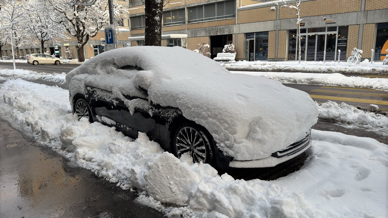 schneebedecktes Fahrzeug