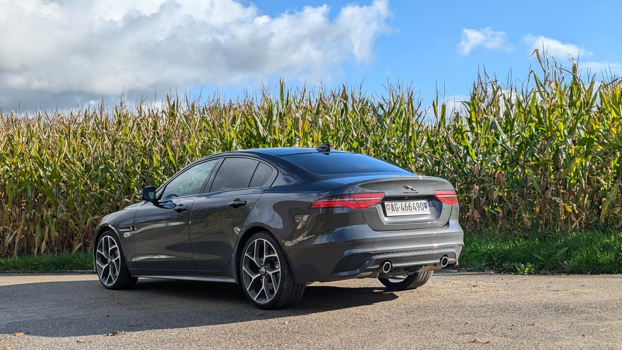 Jaguar XE von hinten