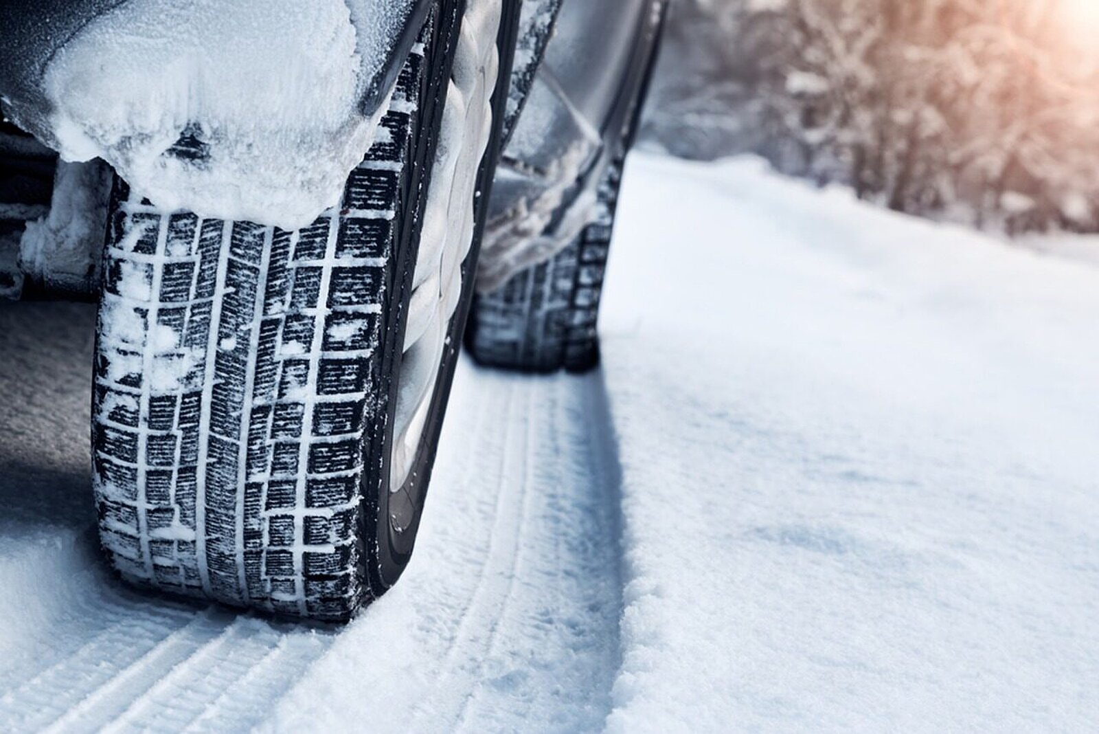 Autoreifen auf schneebedeckter Strasse