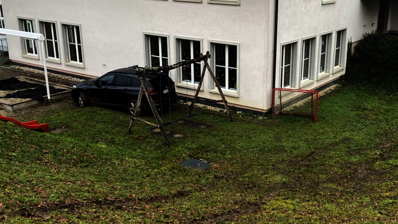 Auto auf Spielplatz
