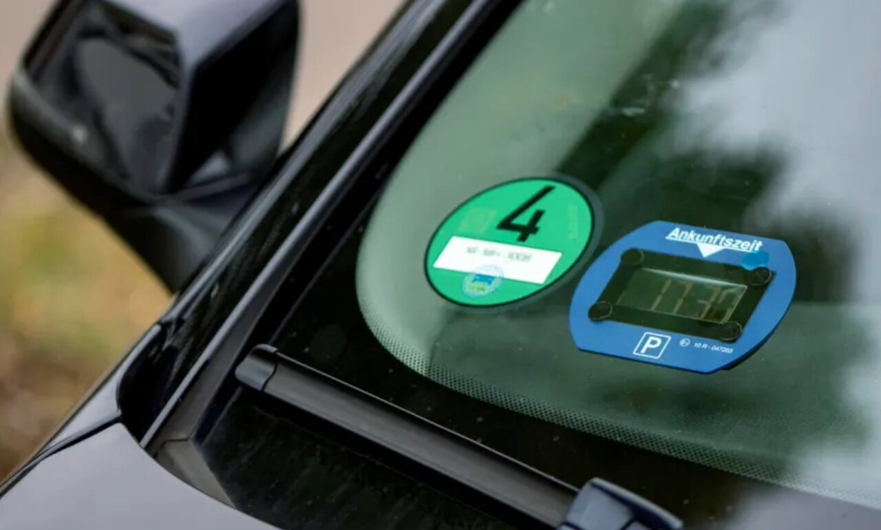 Digitale Parkscheiben sind in der Schweiz nicht erlaubt. Bild: ADAC/Martin Hangen