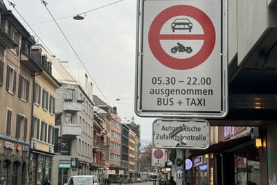 Ein kurzes Fahrverbot von ein paar wenigen Metern. Darf ich dann den Wagen einfach durchschieben? Bild: STREETLIFE