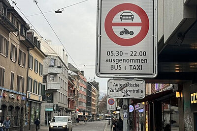Ein kurzes Fahrverbot von ein paar wenigen Metern. Darf ich dann den Wagen einfach durchschieben? Bild: STREETLIFE
