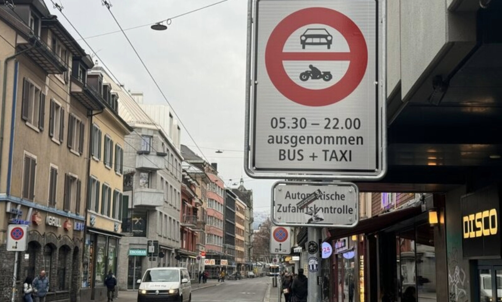 Ein kurzes Fahrverbot von ein paar wenigen Metern. Darf ich dann den Wagen einfach durchschieben? Bild: STREETLIFE