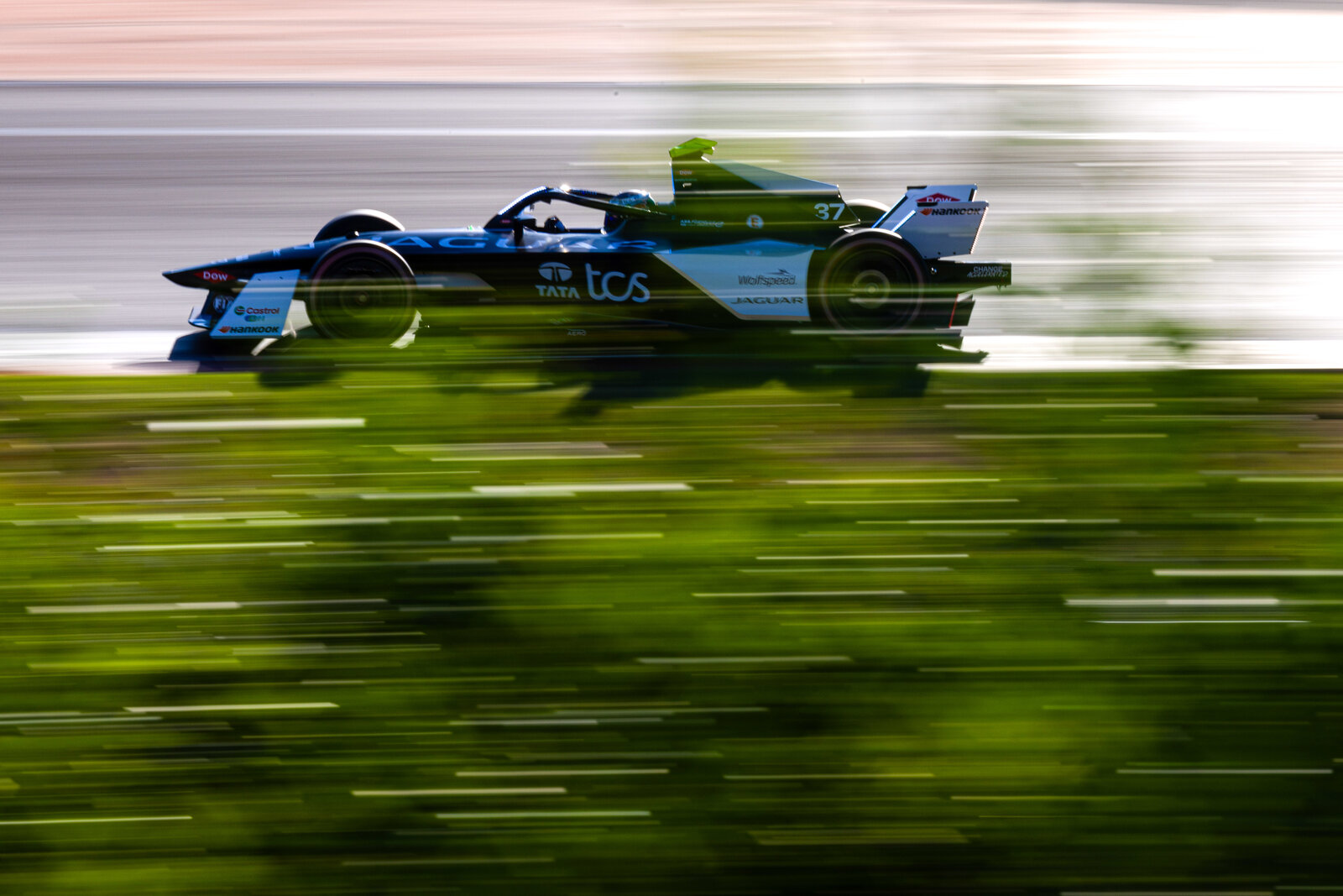Formel-E-Auto auf der Rennstrecke.