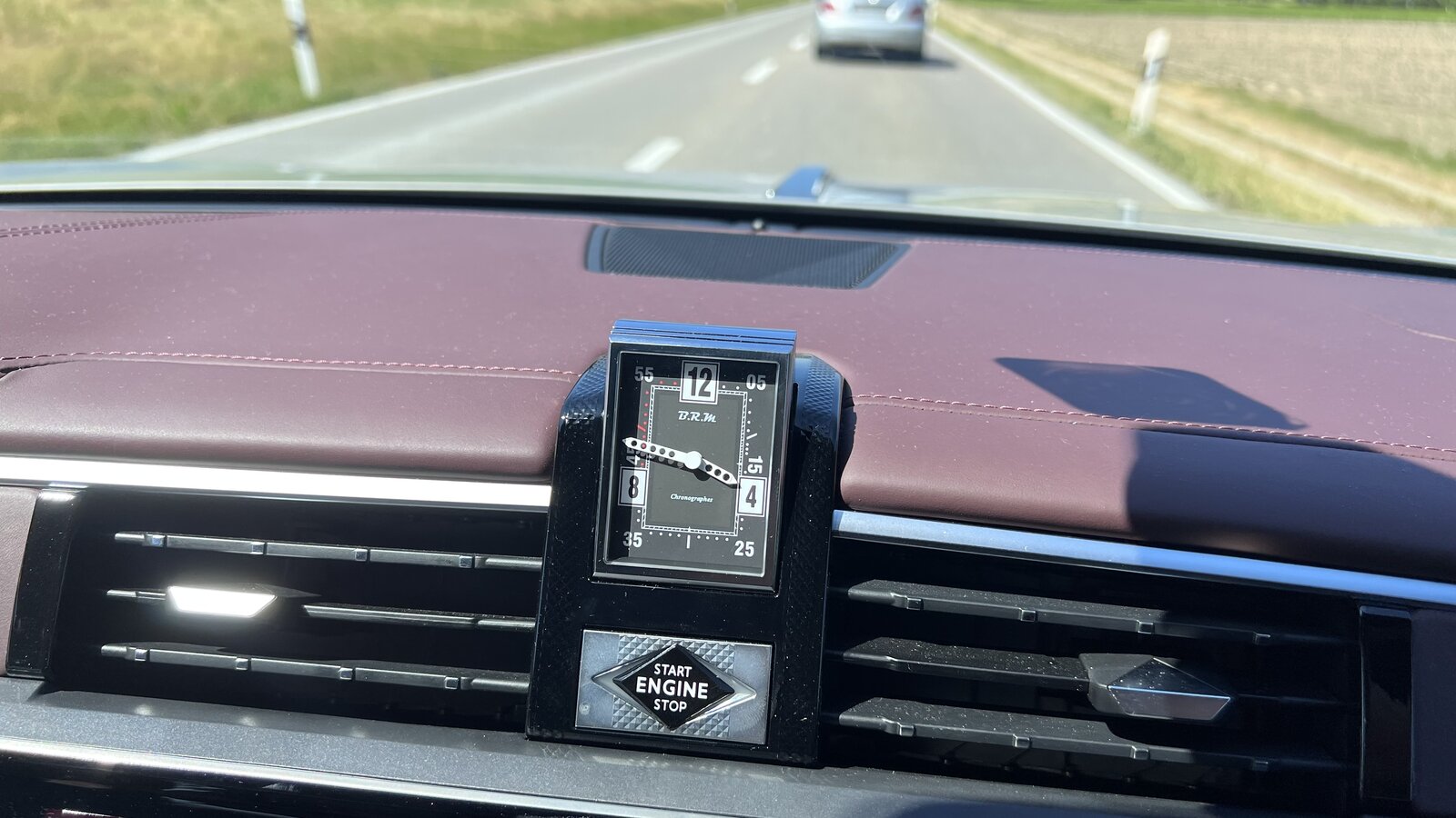 Die analoge Uhr und der Startknopf im Innenraum des DS 9 E-tense 360