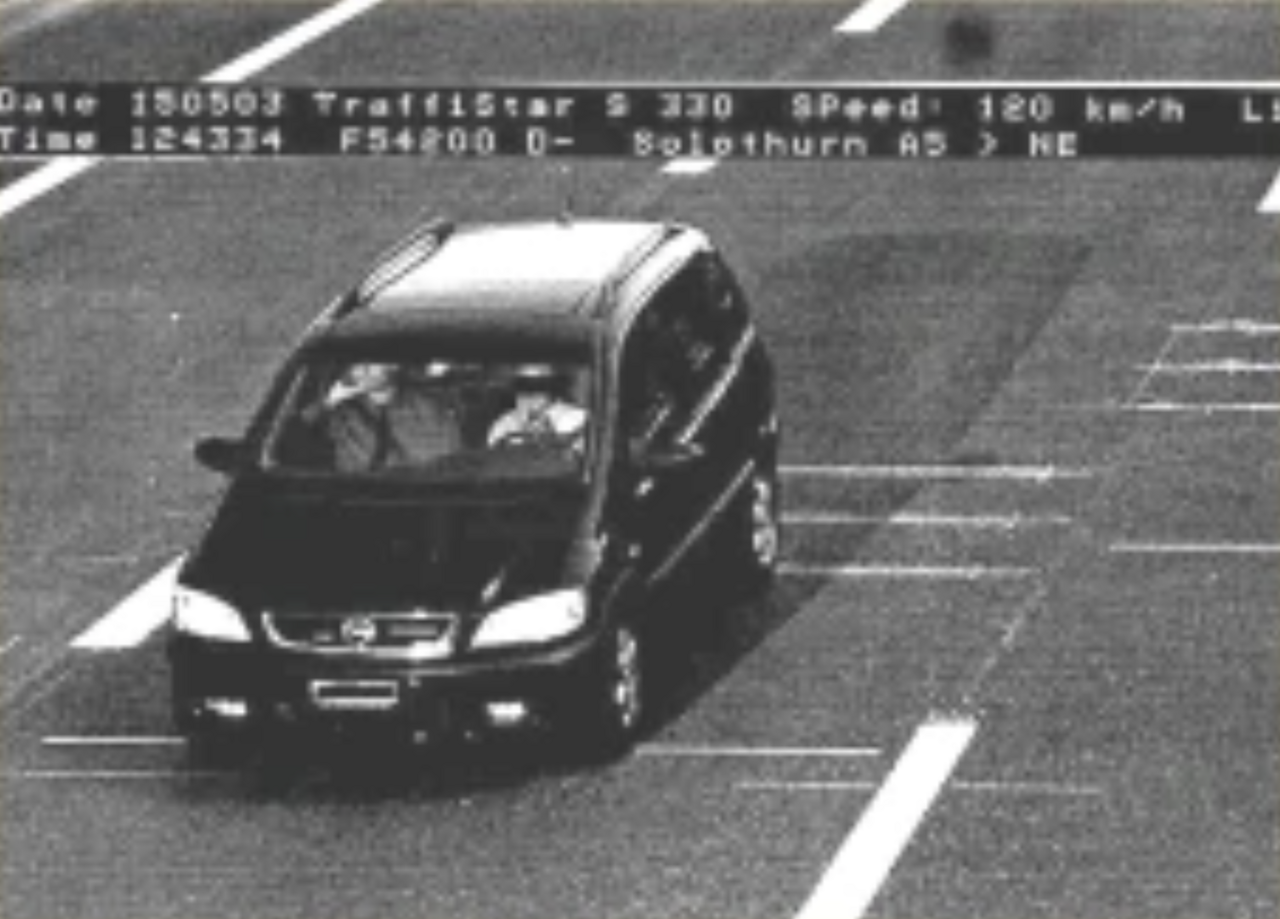 Blitzerfoto eines zu schnellen Fahrzeuges