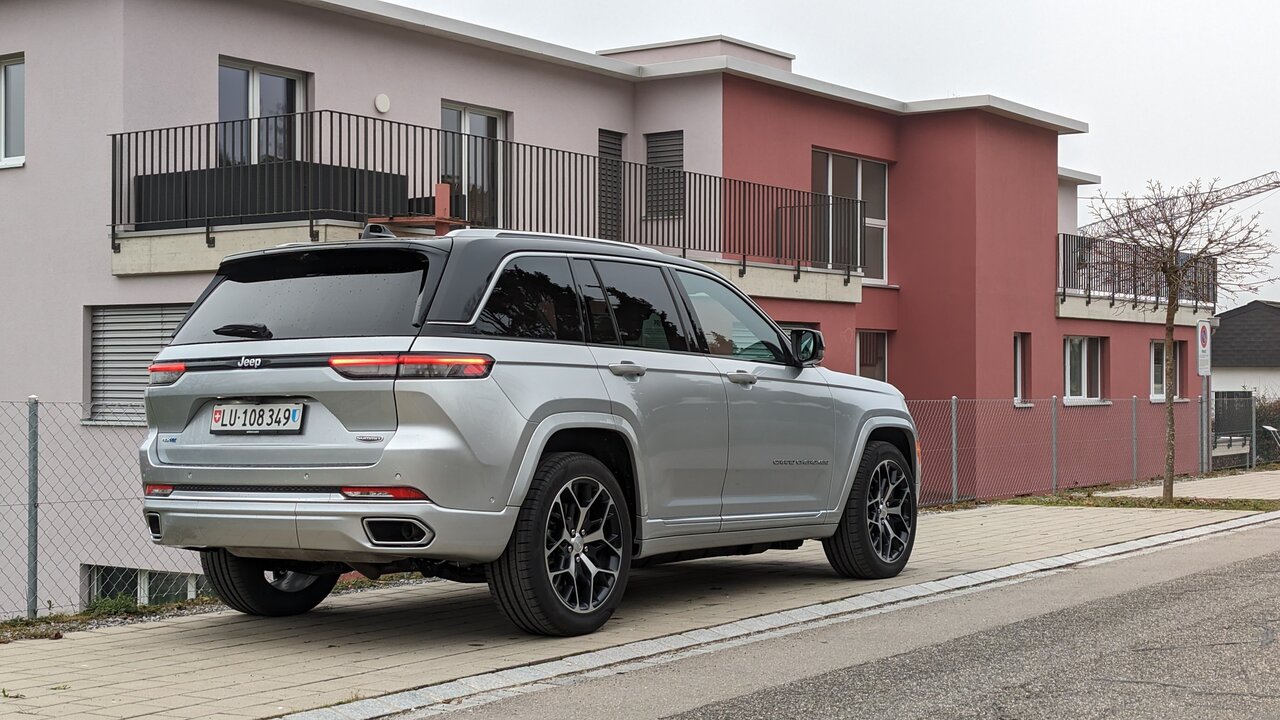 Jeep Grand Cherokee von hinten