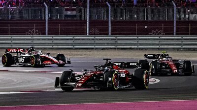 Die beiden Alfa Romeo Sauber vor einem Haas beim Grossen Preis von Katar 2023