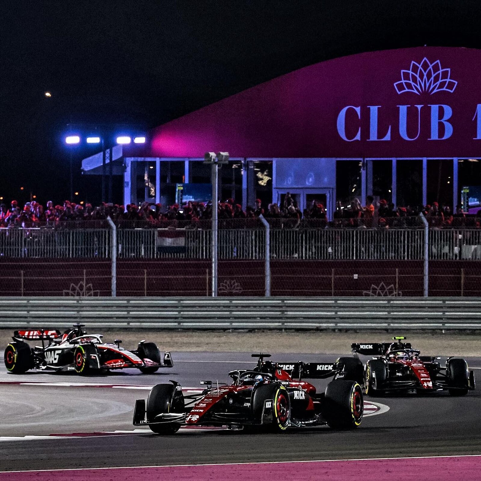 Die beiden Alfa Romeo Sauber vor einem Haas beim Grossen Preis von Katar 2023