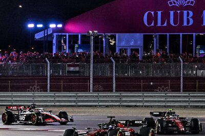 Die beiden Alfa Romeo Sauber vor einem Haas beim Grossen Preis von Katar 2023