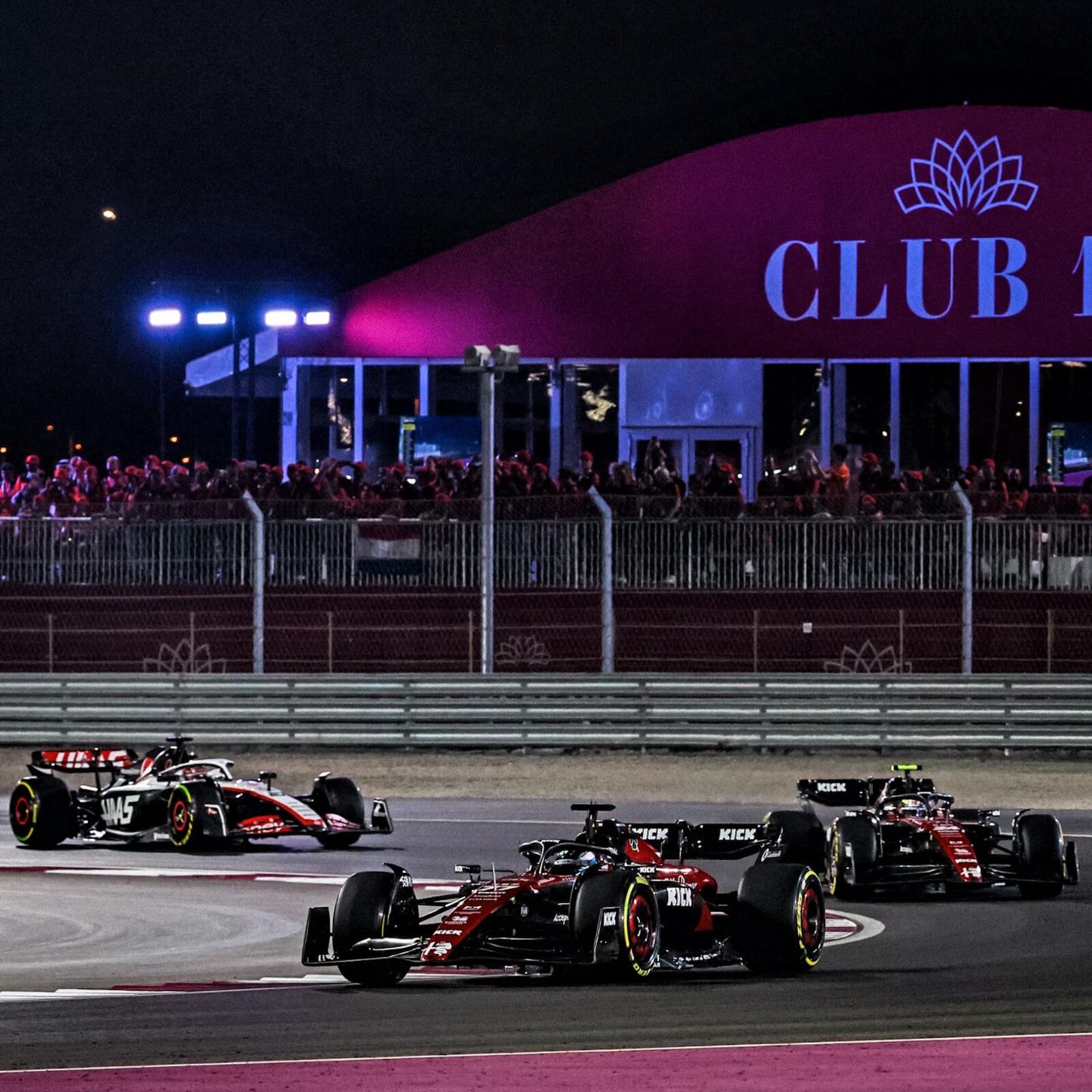 Die beiden Alfa Romeo Sauber vor einem Haas beim Grossen Preis von Katar 2023