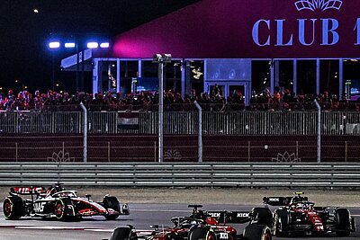 Die beiden Alfa Romeo Sauber vor einem Haas beim Grossen Preis von Katar 2023