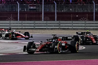 Die beiden Alfa Romeo Sauber vor einem Haas beim Grossen Preis von Katar 2023
