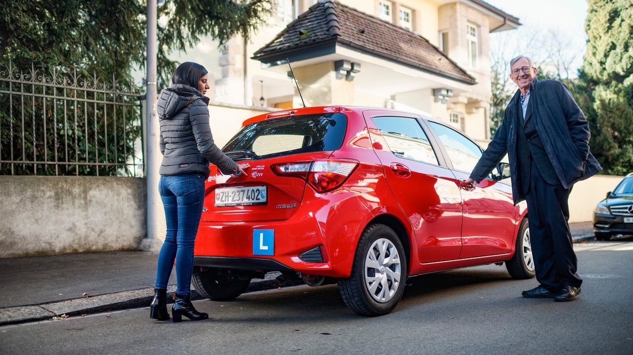 Zwei Personen starten zu einer Fahrstunde