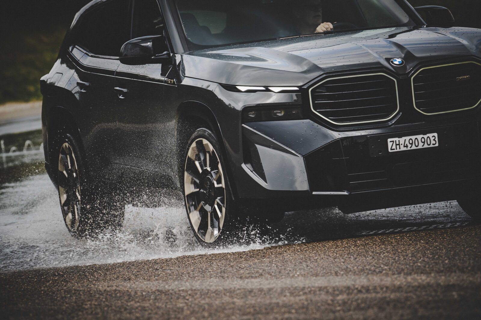 BMW XM auf Schleuderkurs ansicht vorne rechts