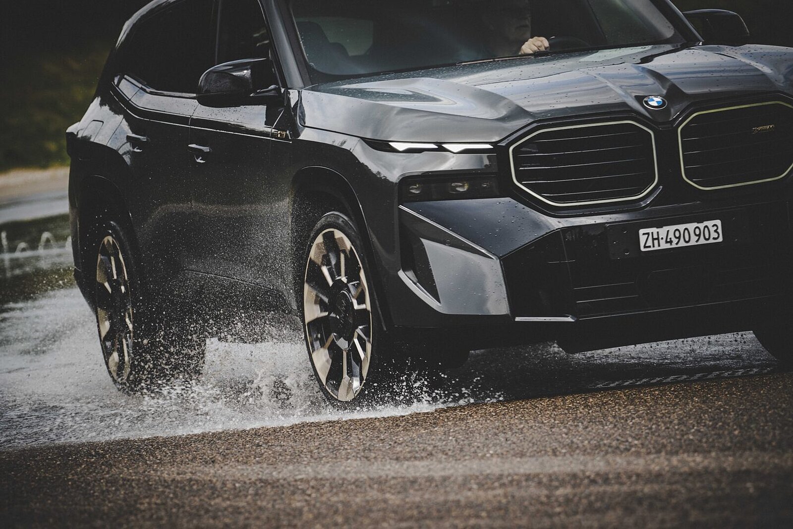 BMW XM auf Schleuderkurs ansicht vorne rechts