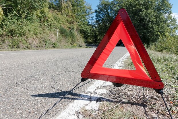 Pannendreieck am Strassenrand aufgestellt