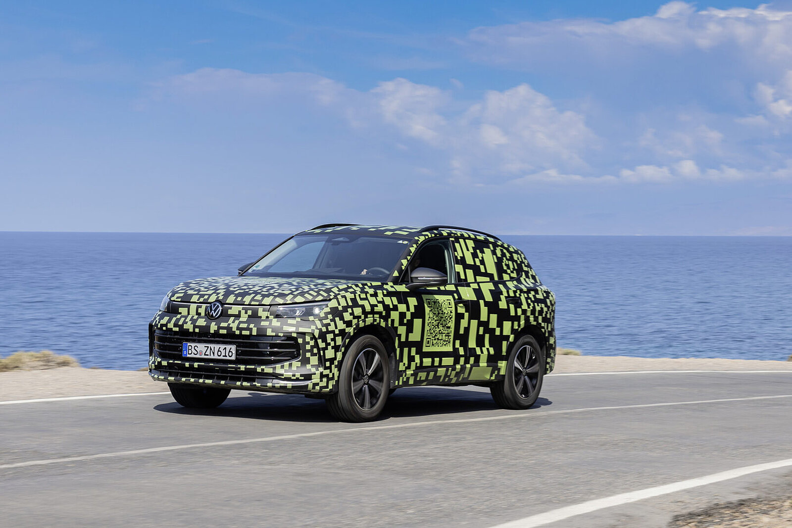 Getarnter VW Tiguan von vorne
