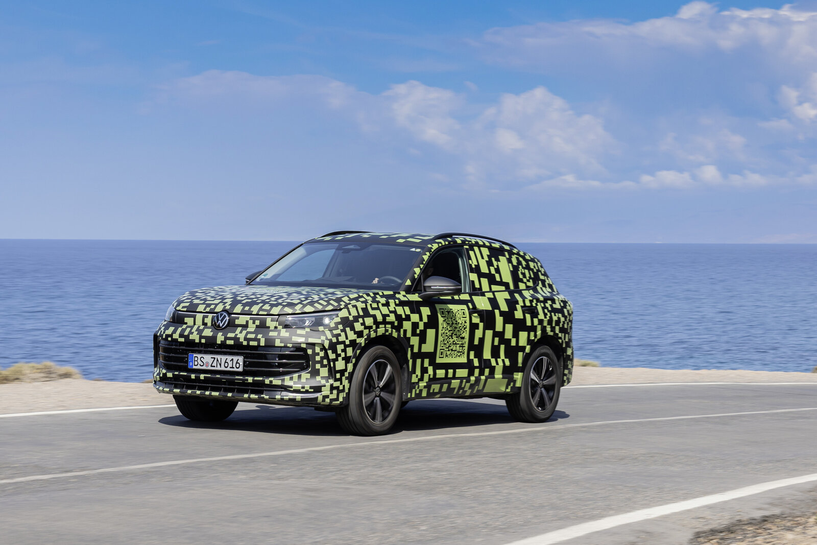Getarnter VW Tiguan von vorne