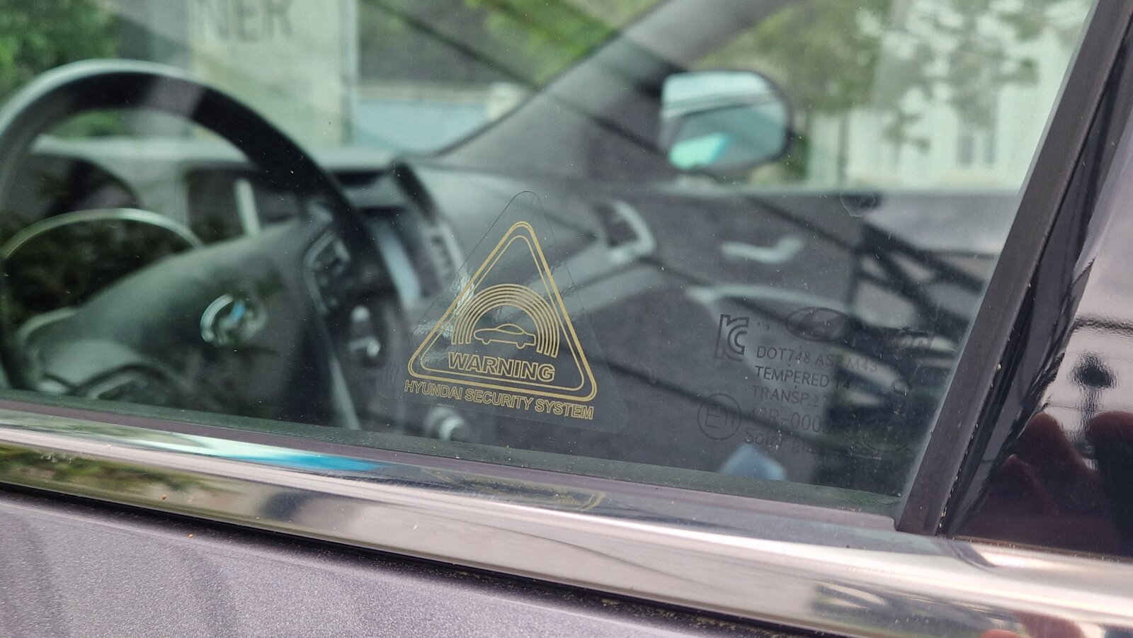 Warnkleber an Autoscheibe