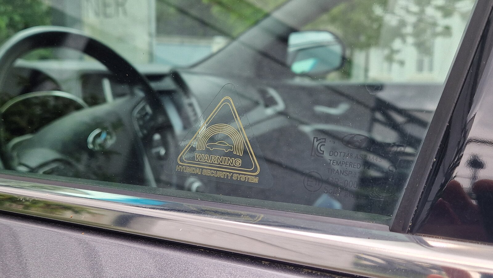Warnkleber an Autoscheibe