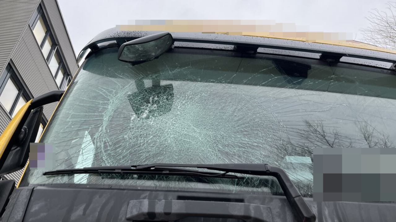 Im Kanton Aargau kam es am Montag gleich zu zwei Unfällen durch Eis, das von Autodächern heruntergefallen war. Zuerst traf es in Kölliken AG einen Sattelschlepper. Danach erwischte es ein Auto auf der Autobahn A3 bei Rheinfelden AG. In beiden Fällen wurde die Frontscheibe der Fahrzeuge beschädigt. Die Insassen blieben glücklicherweise unverletzt. Bild: Kapo AG