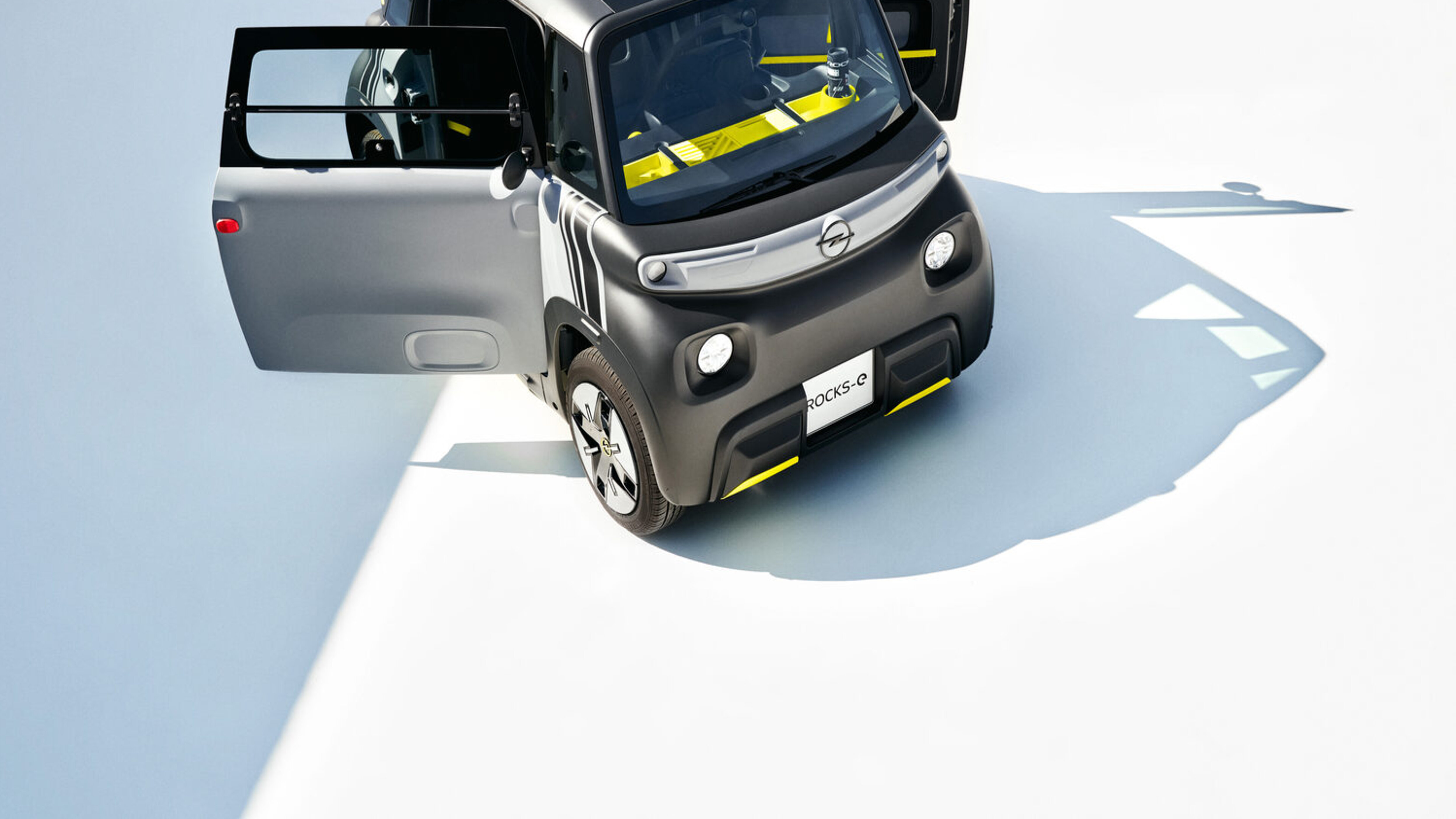 Der Opel Rocks Electric mit offenen Türen von oben