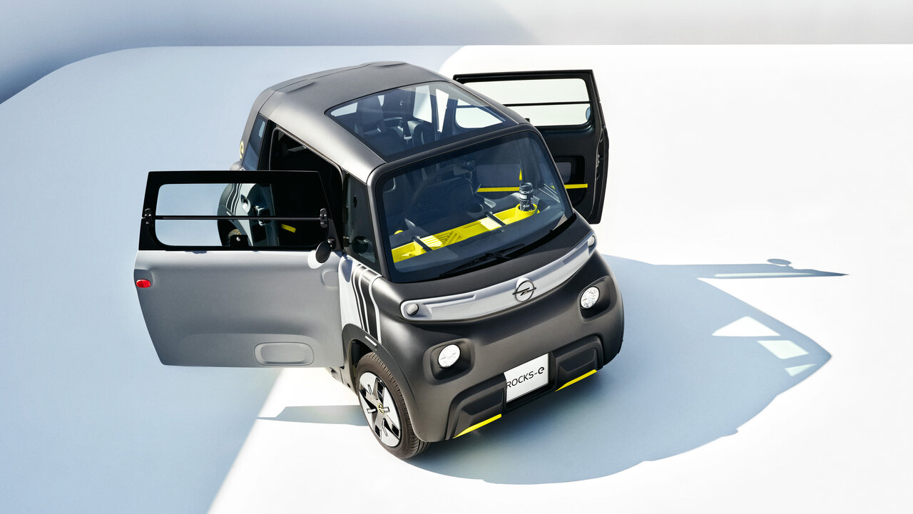 Der Opel Rocks Electric mit offenen Türen von oben