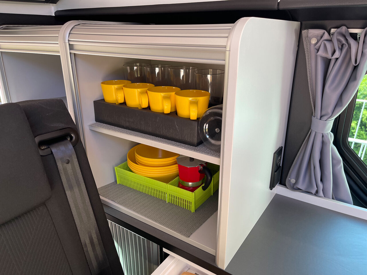 Der Geschirrschrank im Renault Trafic Spacenomad