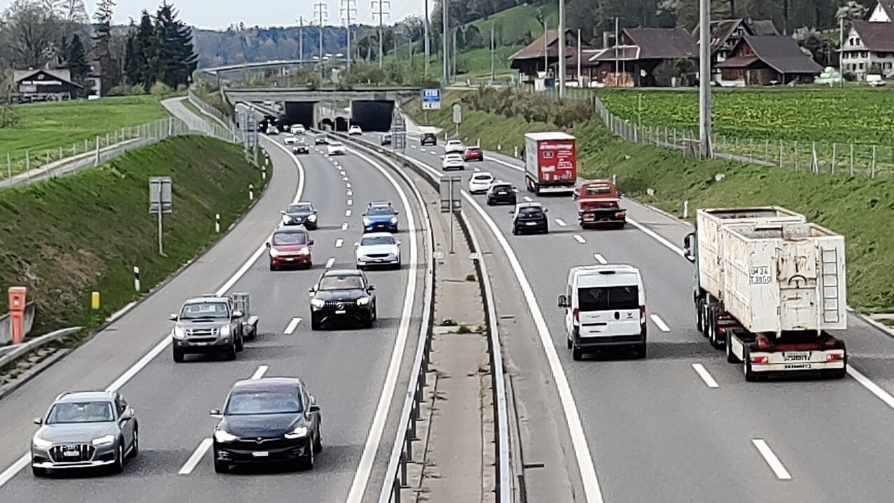 Autos auf einer dichtbefahrenen Autobahn