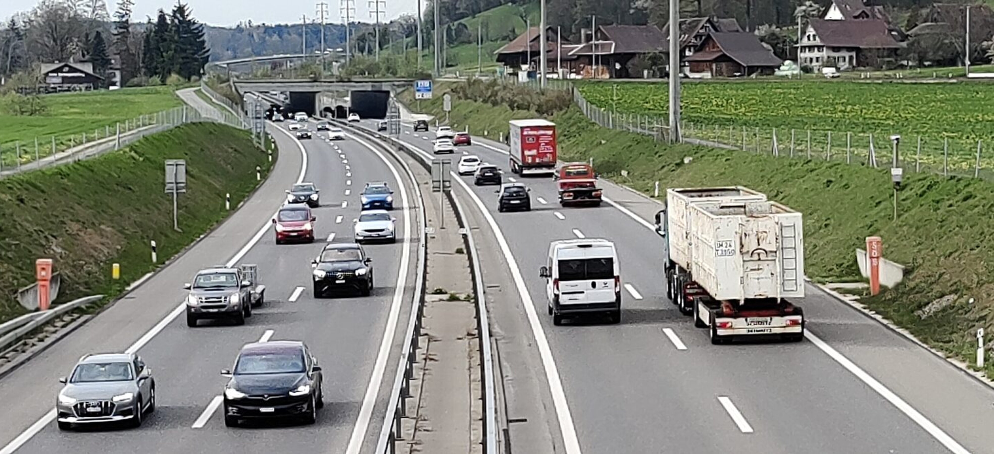 Autos auf einer dichtbefahrenen Autobahn