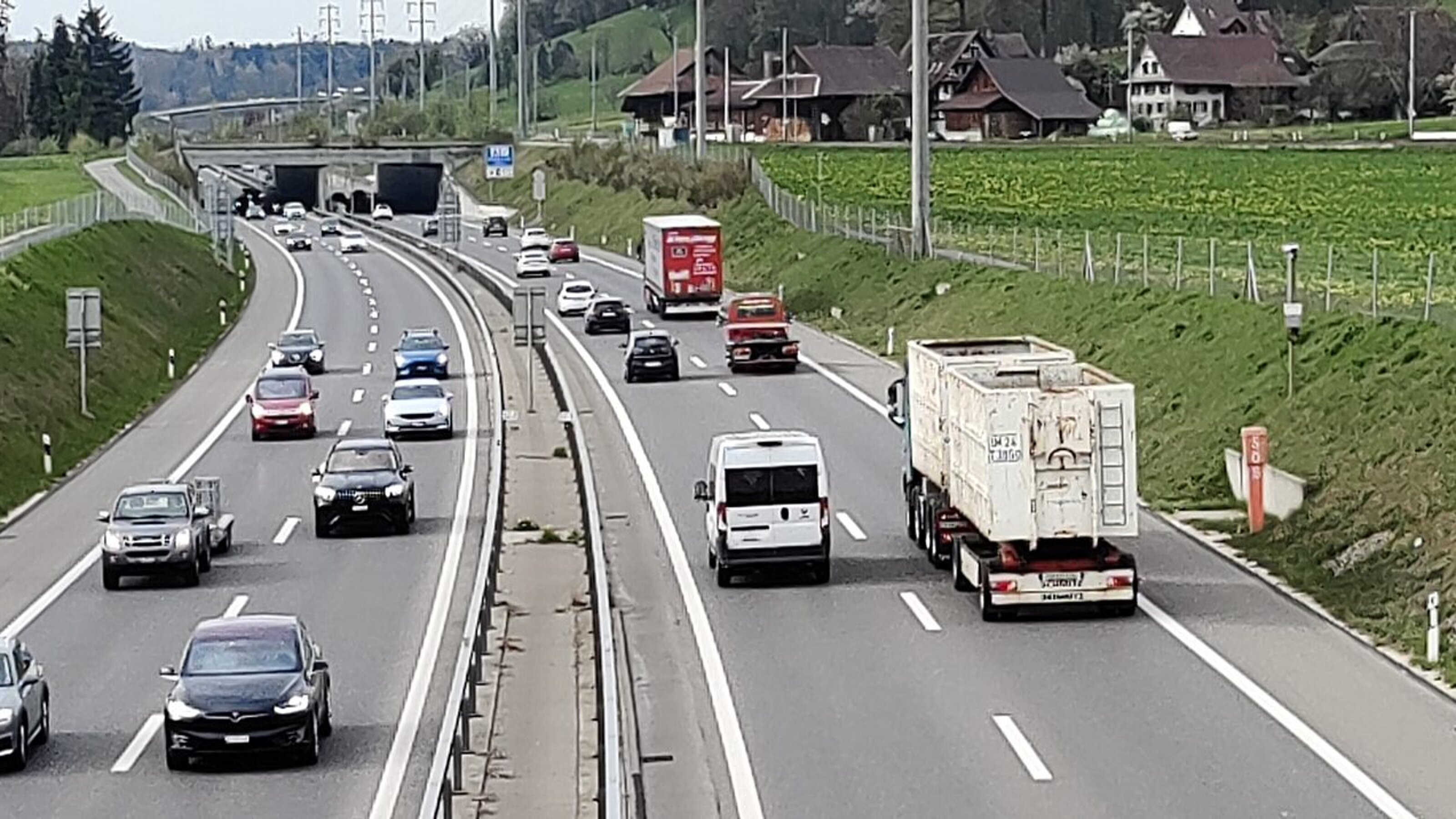 Autos auf einer dichtbefahrenen Autobahn