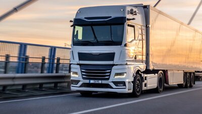 Reifenhersteller Michelin ruft Pneus für Lastwagen zurück. Bild: Freepik
