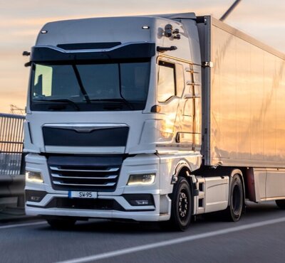 Reifenhersteller Michelin ruft Pneus für Lastwagen zurück. Bild: Freepik