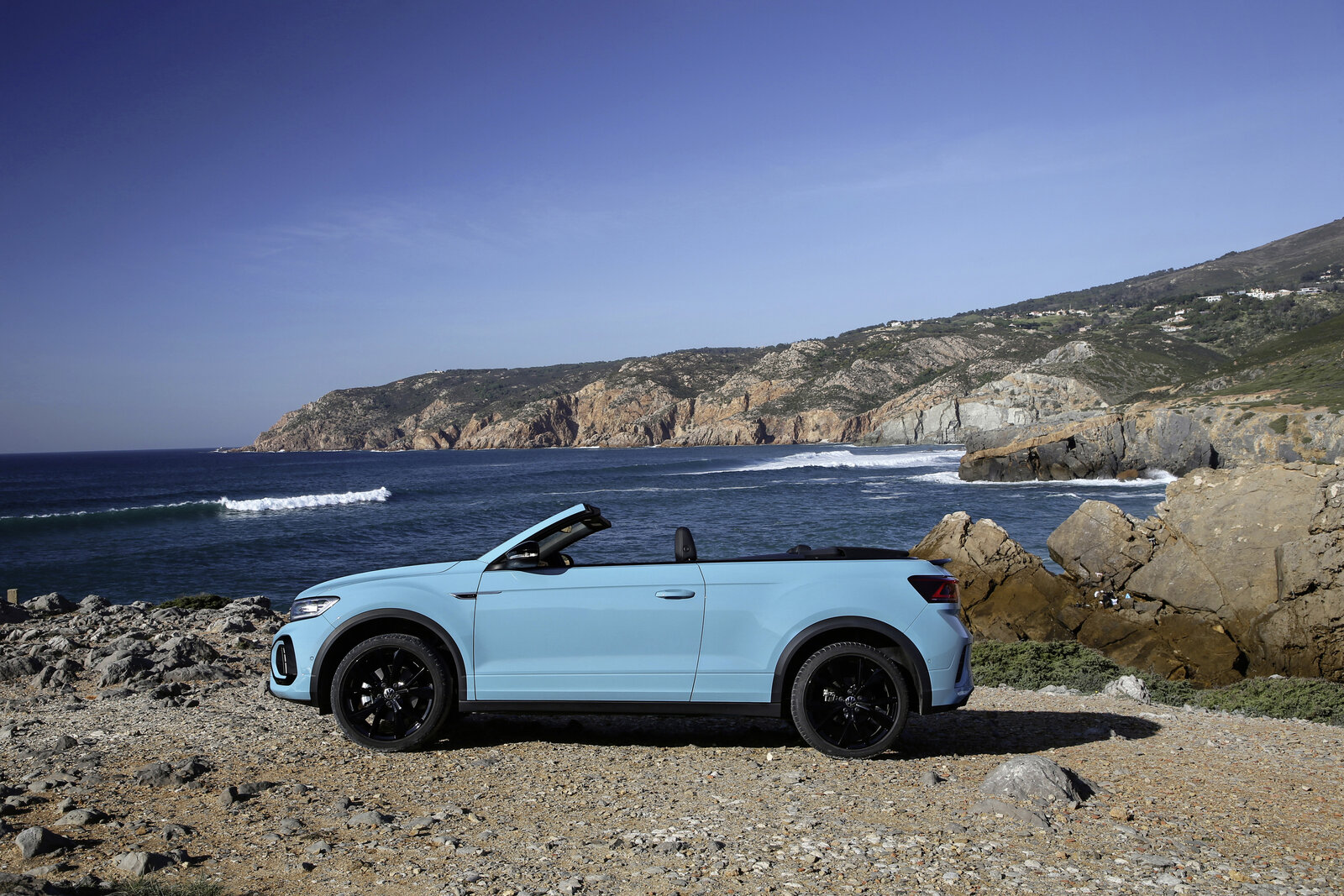 Cabrio T-Roc von der Seite mit offenem Verdeck