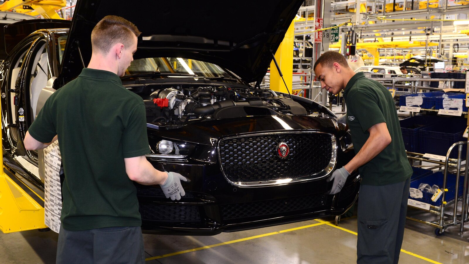 Jaguar-Mitarbeiter bauen eine Limousine zusammen