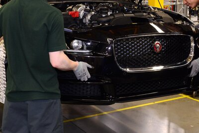 Jaguar-Mitarbeiter bauen eine Limousine zusammen