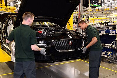 Jaguar-Mitarbeiter bauen eine Limousine zusammen