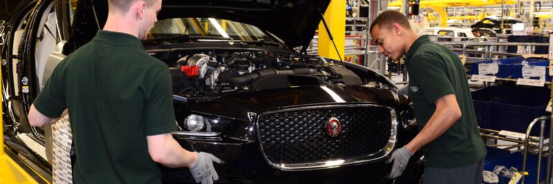 Jaguar-Mitarbeiter bauen eine Limousine zusammen