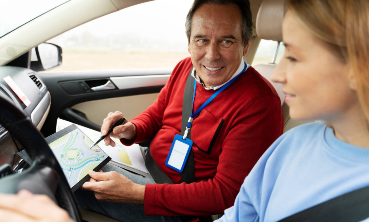 Bei der Kontrollfahrt prüfen Experten die Fahrfähigkeit von Autofahrerinnen und Autofahrern mit ausländischen Papieren. Bild: Freepik