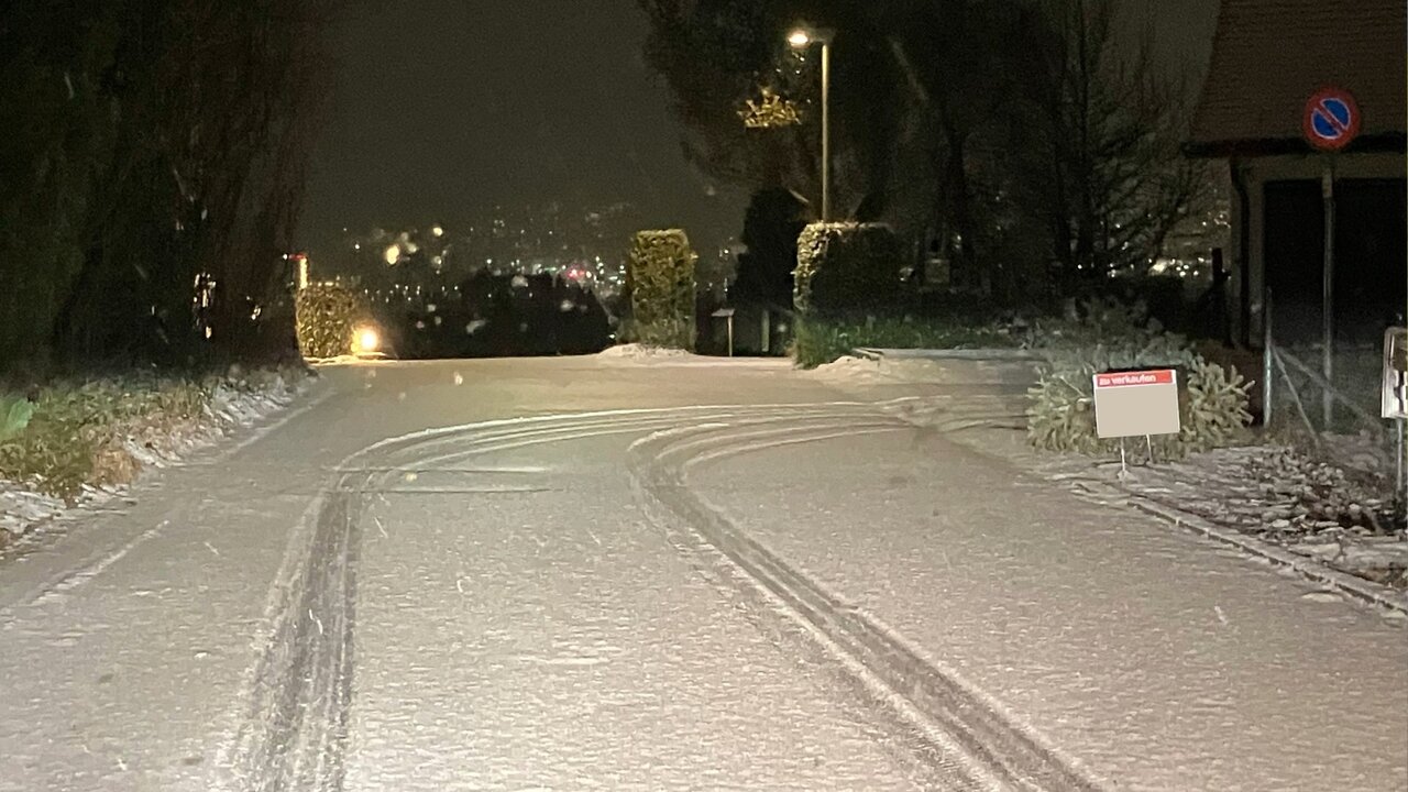 Am Mittwochabend schneite es bis in Flachland wie hier in Oetwil an der Limmat ZH. Der Schneefall war allerdings nur von kurzer Dauer. Am Morgen waren vielerorts die Strassen geräumt. Bild: Silvana Guanziroli, STREETLIFE