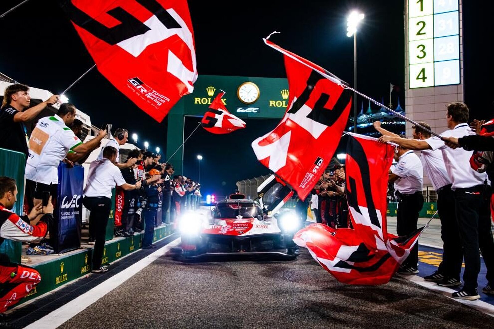 Toyota fährt nach Sieg beim 8-Stunden-Rennen von Bahrain in die Boxengasse