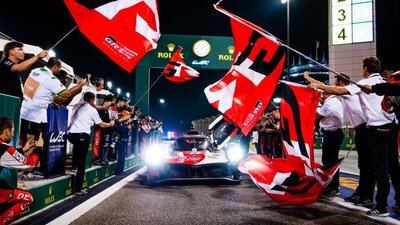Toyota fährt nach Sieg beim 8-Stunden-Rennen von Bahrain in die Boxengasse