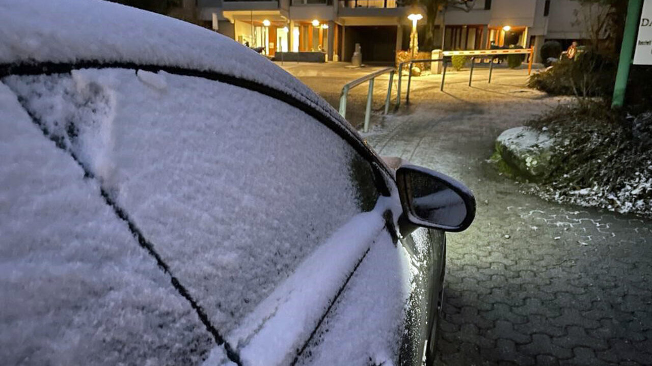 Verschneites Auto
