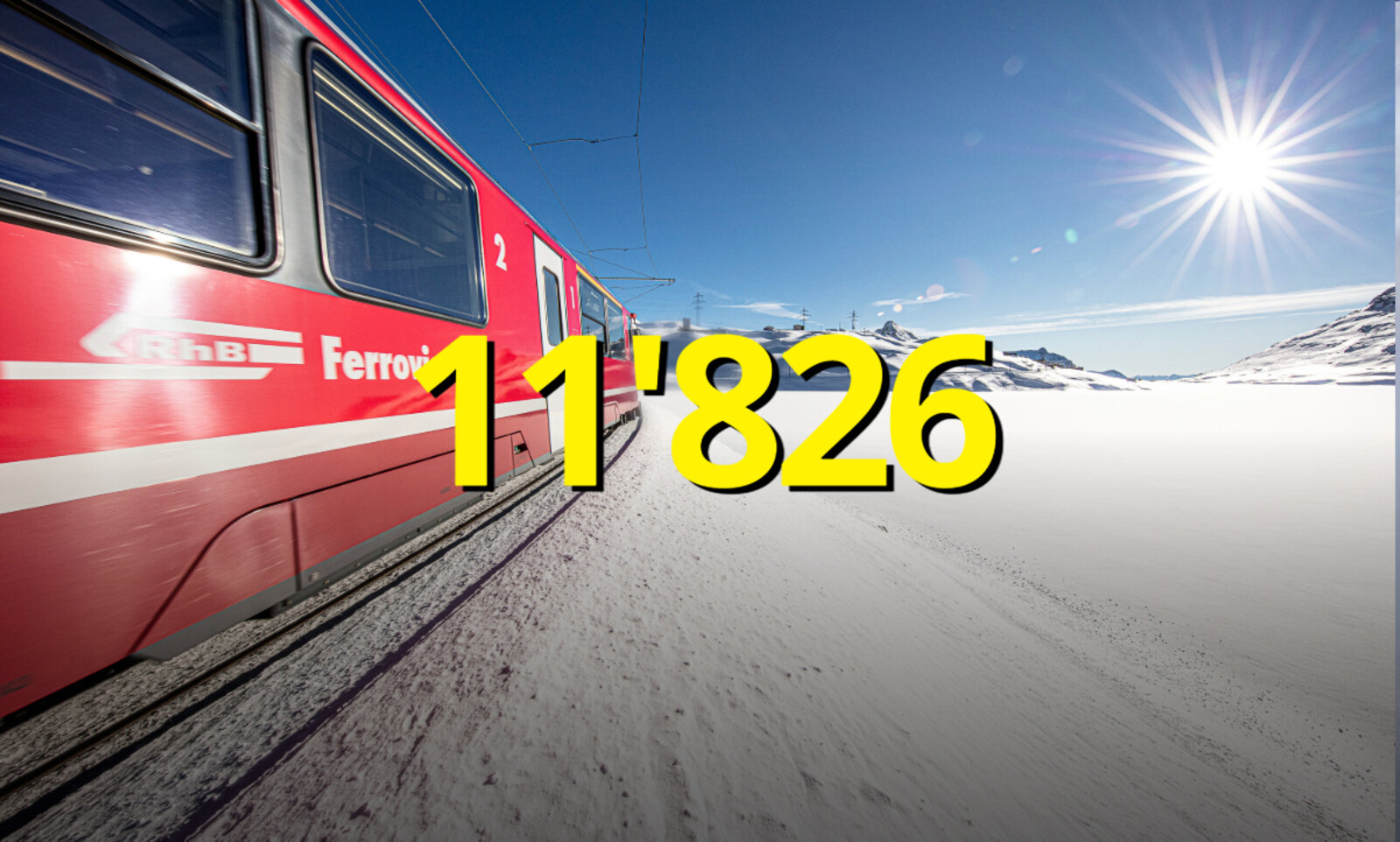 Roter Zug neben einem Schneefeld