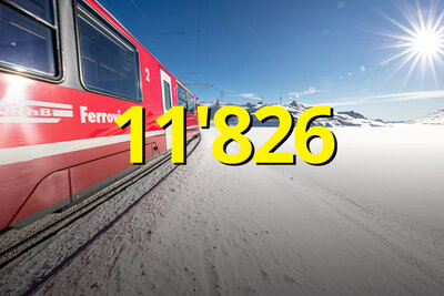 Roter Zug neben einem Schneefeld