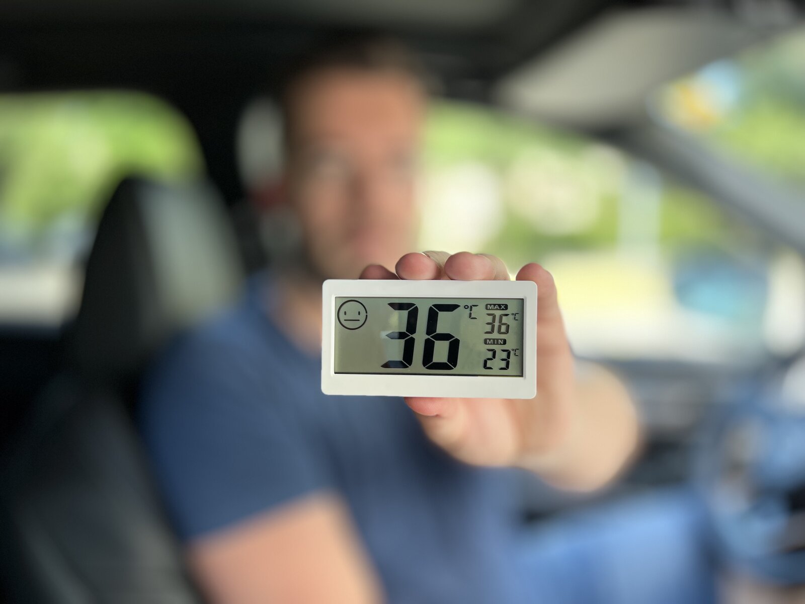 Thermometer mit 36° auf dem Display