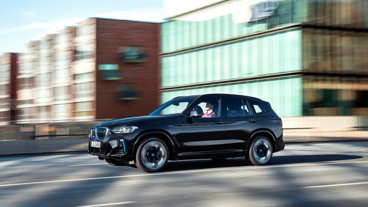 BMW iX3 fährt in der Stadt