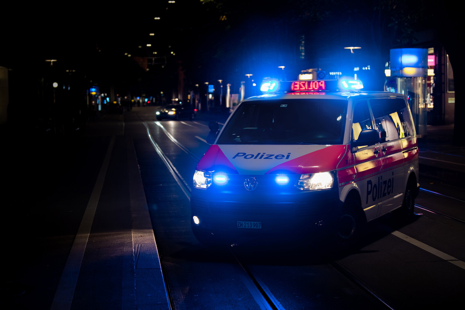 Stadtpolizeiauto bei Nacht mit Blaulicht